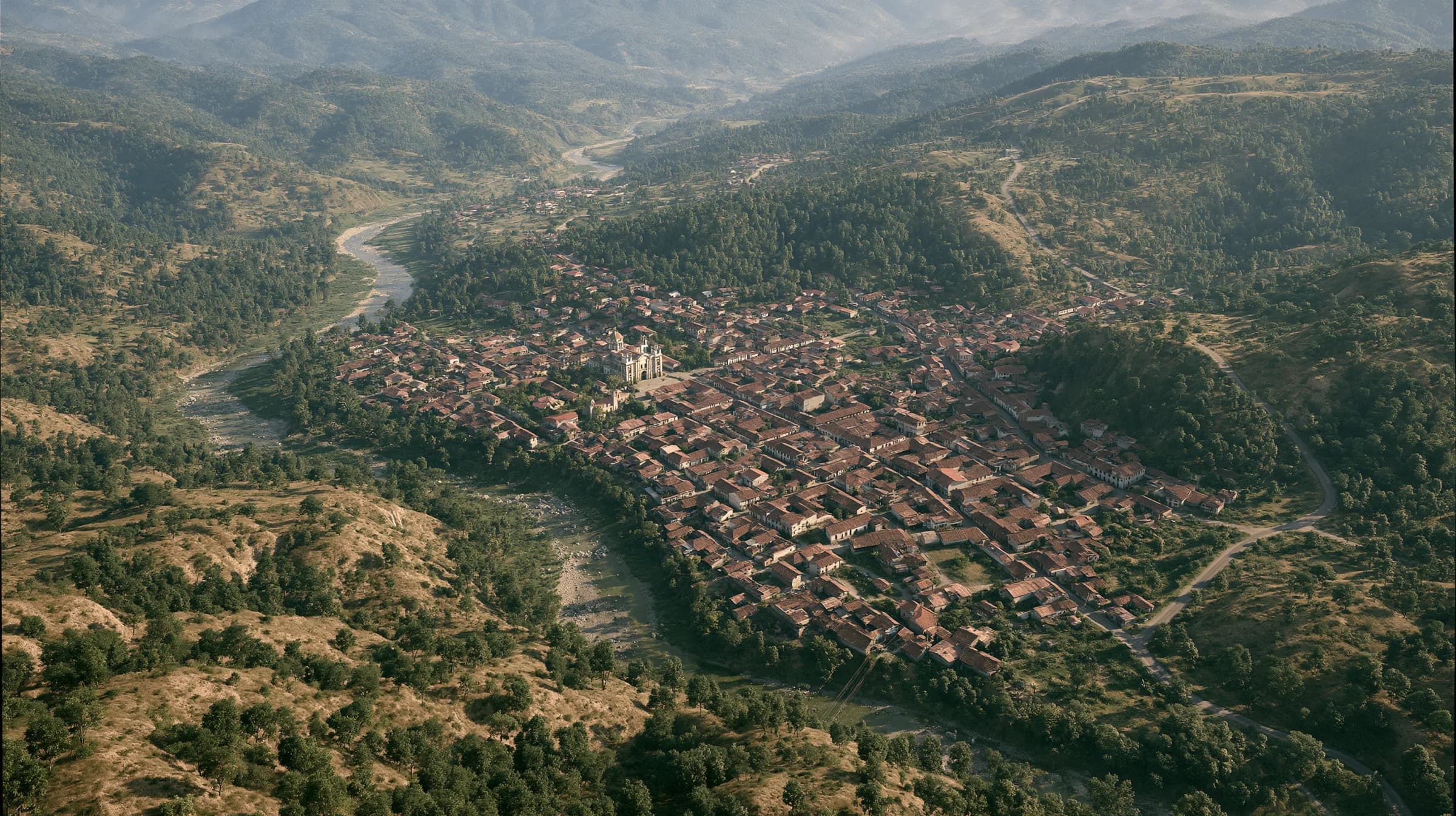 Vista aérea de un municipio colombiano atravesado por un río